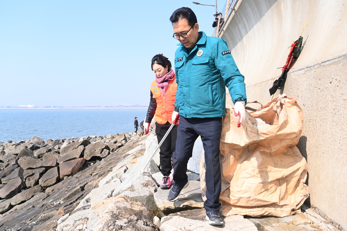 연수구는 송도갯벌 일원에서 ‘습지보호 클린업 캠페인’을 진행했다